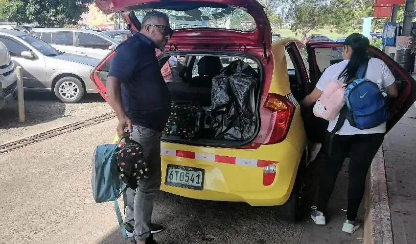 Turistas llegan al pueblo. 