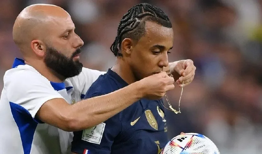 El jugador mostró unas cadenas durante el partido. 