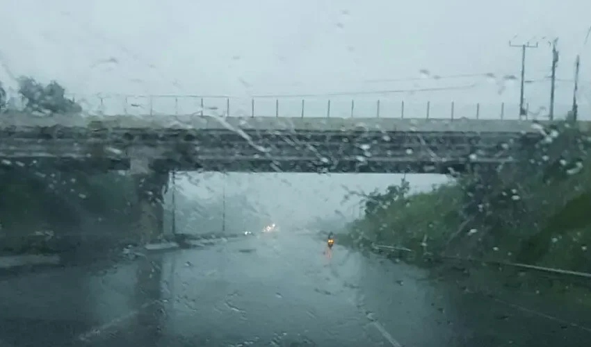 Vista del mal tiempo registrado en la autopista. 
