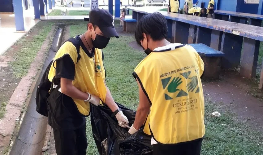 Voluntario  ayudaron con los desechos en el plantel.