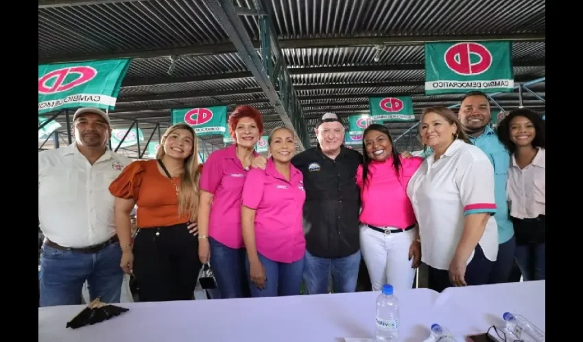 Martinelli junto a sus simpatizantes y apoyo.