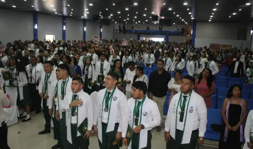 Estudiantes participan del acto de graduación. 