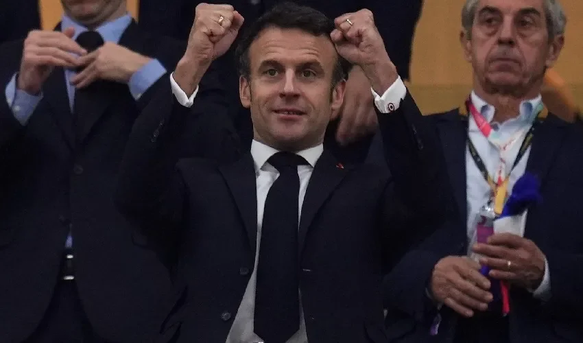 Macron durante un partido de fútbol.