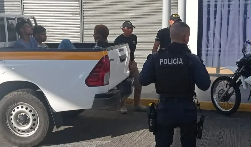 La policía se mantiene activa por las calles. 