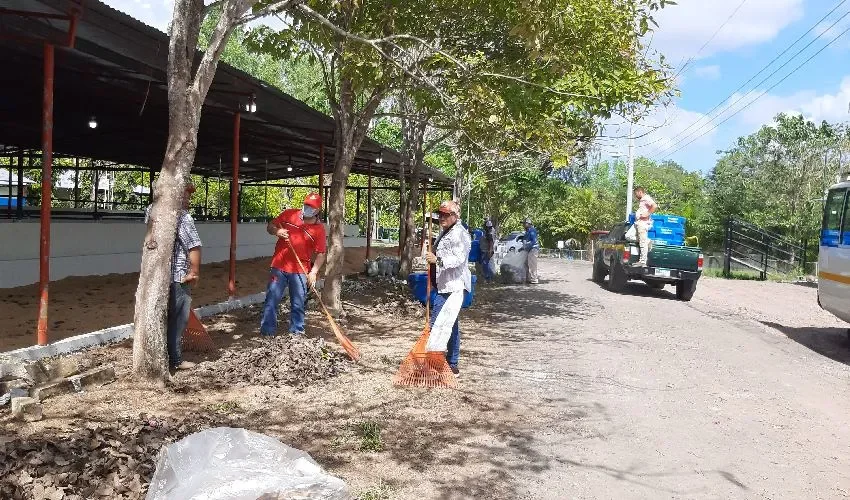 Siguen los preparativos previos a la actividad.