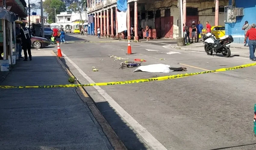 El sujeto quedó tendido en la calle. 