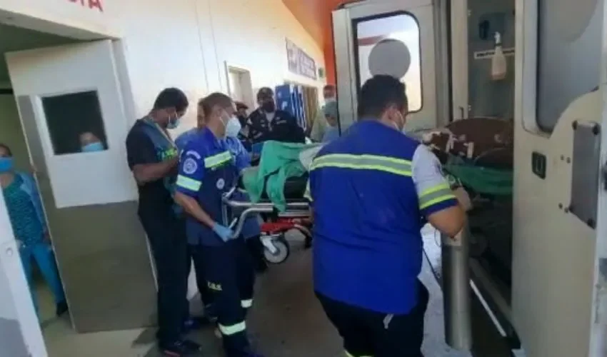 Trasladan a heridos a la sala de urgencias. 