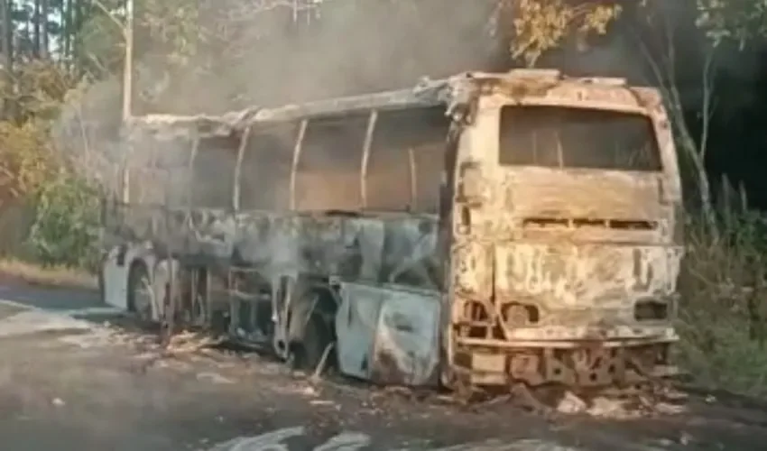 Vista del bus incendiado.