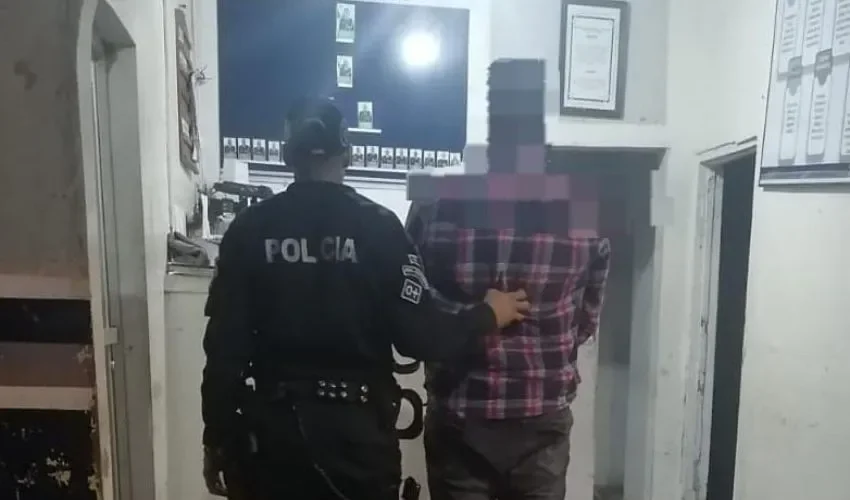 Vista de la persona detenida. 