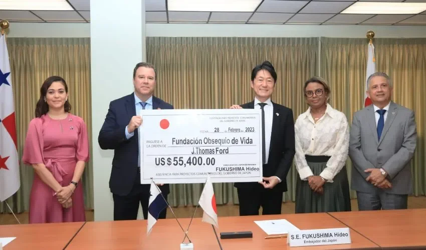 Vista del cheque de donación de la embajada. 