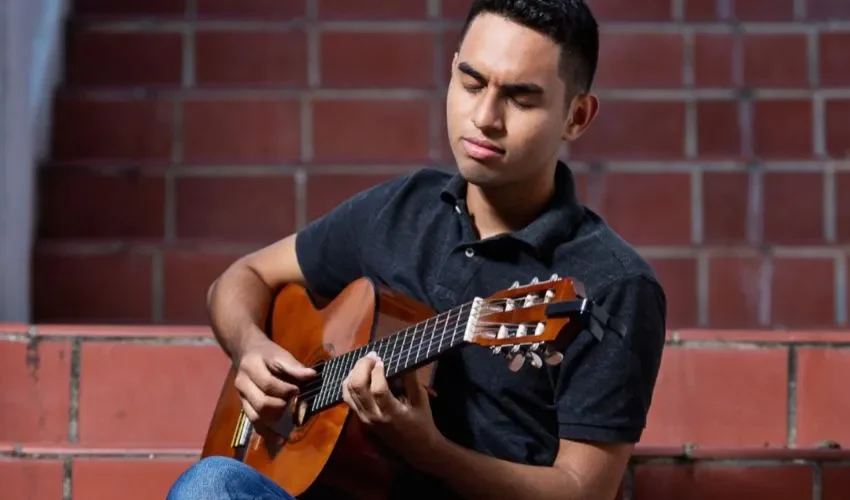 Cantante, escritor y hasta toca la guitarra, Edward José es la combinación perfecta. 