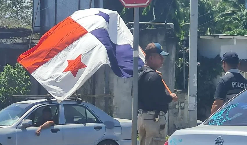 La protesta duro un rato a un costado de la avenida. 