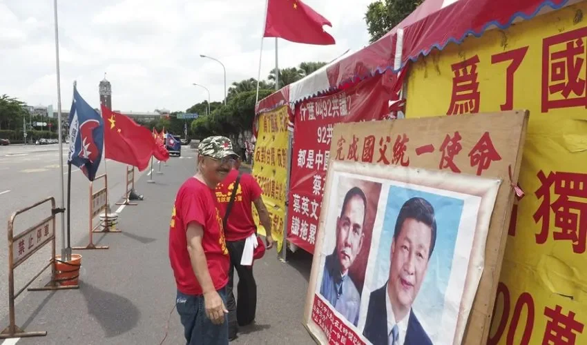 Chou Ching-chun mostraba los retratos del presidente chino, Xi Jinping y del fundador de la República de China, Sun Yat- en una protesta ante la sede del Gobierno en Taipei en 2017. EFE/David Chang