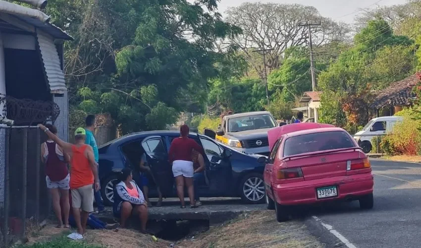 La gallera quedó rodeada de la policía. 