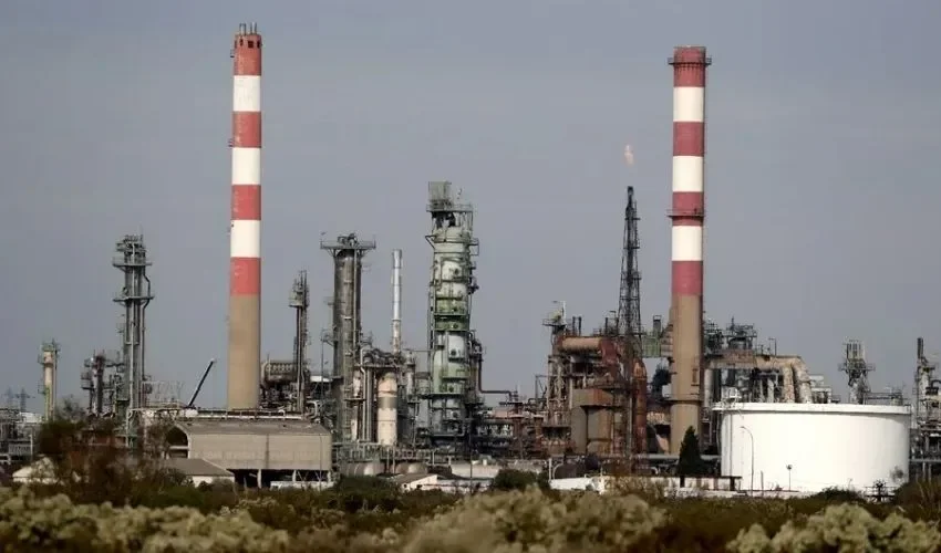 Una refinería en Francia, en una imagen de archivo. EFE/EPA/GUILLAUME HORCAJUELO