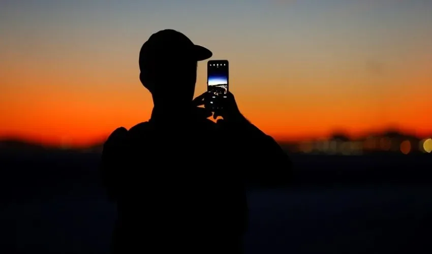 Un joven hace una foto con su teléfono móvil. EFE / Manuel Lorenzo