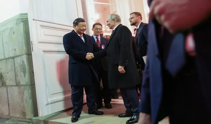 El presidente chino, Xi Jinping (izq.), y el presidente ruso, Vladimir Putin (2-der.), se despiden tras la recepción en honor al líder chino, clebrada anoche en Moscú. EFE/EPA/Pavel Byrkin / SPUTNIK / KREMLIN POOL
