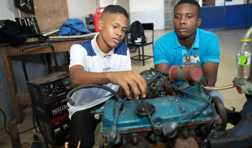 Los jóvenes esperan seguir su educación en la escuela nocturna. 