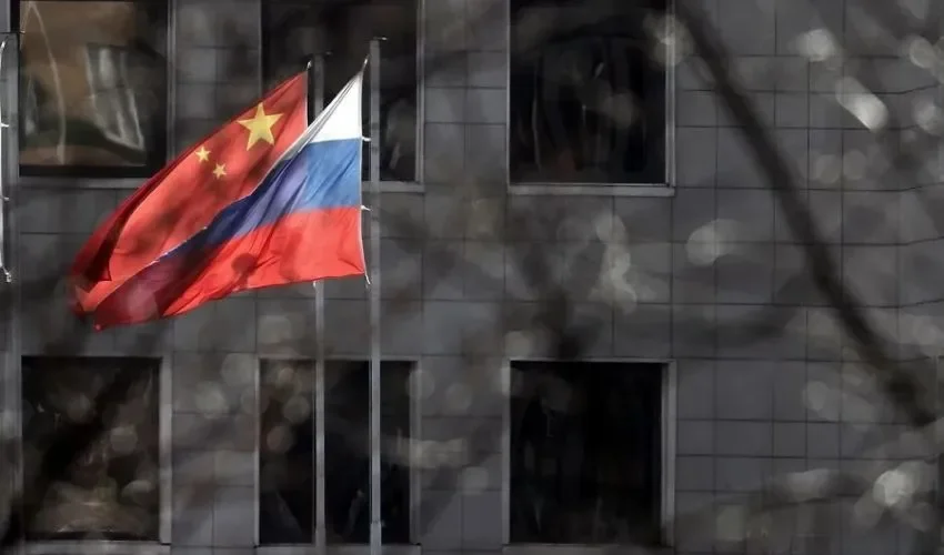 Las banderas de Rusia y China, hoy en Moscú. EFE/EPA/Maxim Shipenkov