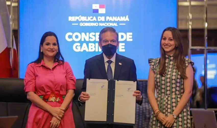 Cortizo sancionó la ley que transforma en Ministerio de la Mujer. 