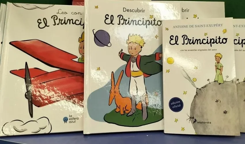 Ejemplares de la novela corta "El Principito" del escritor y aviador francés Antoine de Saint-Exupéry. EFE/Paloma Puente