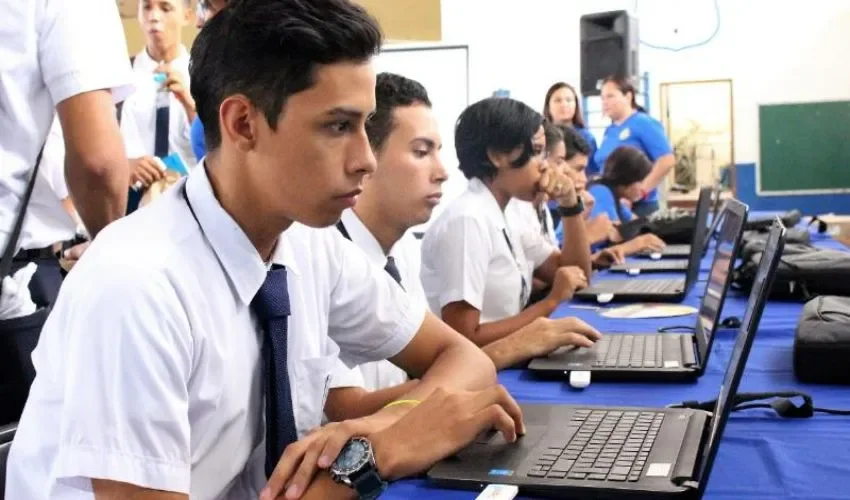 Estudiantes durante una clase de informática. 