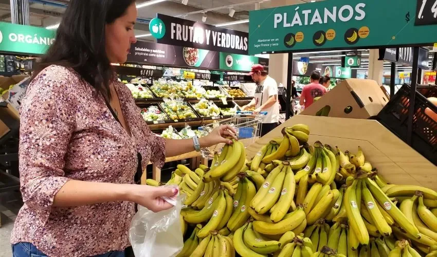 Personas realizan compras en un supermercado el 8 de abril 2023, en la ciudad de Santiago (Chile). EFE/Elvis González