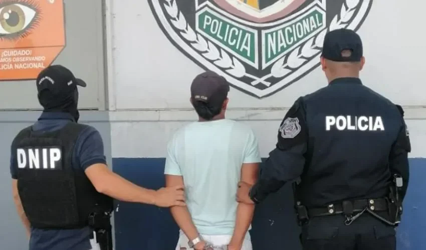 La policía captura al sujeto implicado. 