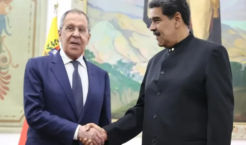 El presidente de Venezuela, Nicolás Maduro, saluda al canciller ruso, Serguéi Lavrov, este 18 de abril de 2023, durante un encuentro en Caracas (Venezuela). EFE/ Miguel Gutiérrez