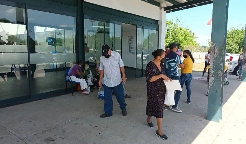 Los pacientes fuera del recinto médico. 