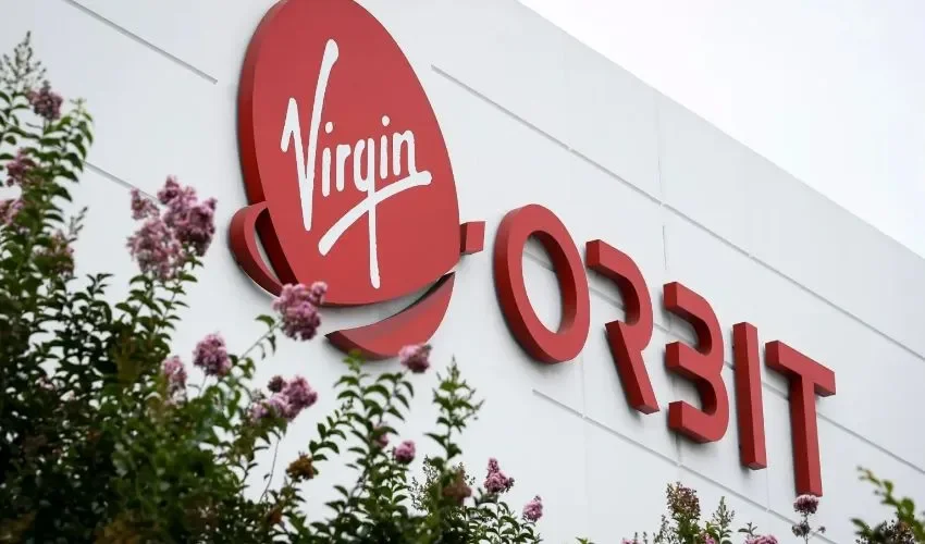 Vista del logo de la empresa Virgin Orbit en su sede principal en Long Beach, California, en una fotografía de archivo. EFE/Caroline Brehman