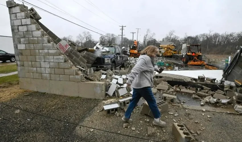 Una mujer pasa frente a un negocio destruido tras un tornado en Belvidere, Illinois, EE.UU, este 1 de abril de 2023. EFE/EPA/Matt Barton