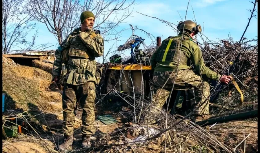 Imagen de archivo de soldados ucranianos de una unidad antiaérea en un lugar no revelado cerca de la ciudad de Bakhmut, en el este de Ucrania, el pasado 25 de marzo. EFE/EPA/Roman Chop