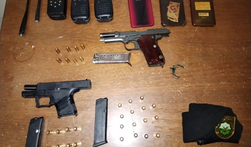 Vista de las armas decomisadas. 