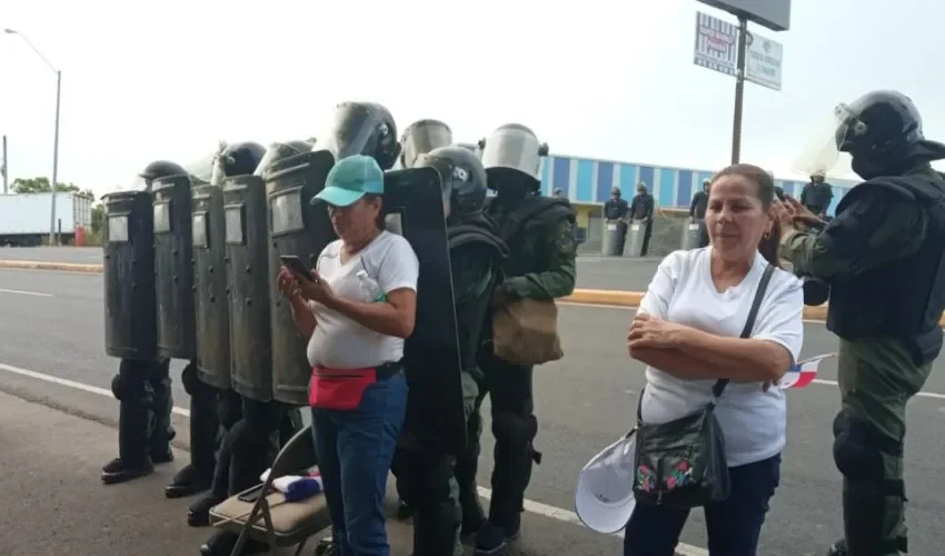 La policía se mantuvo en la zona. 