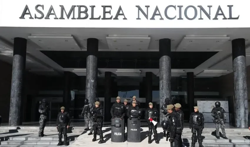 Policías vigilan los exteriores de la sede de la Asamblea Nacional (Parlamento), hoy, en Quito (Ecuador). EFE/José Jácome
