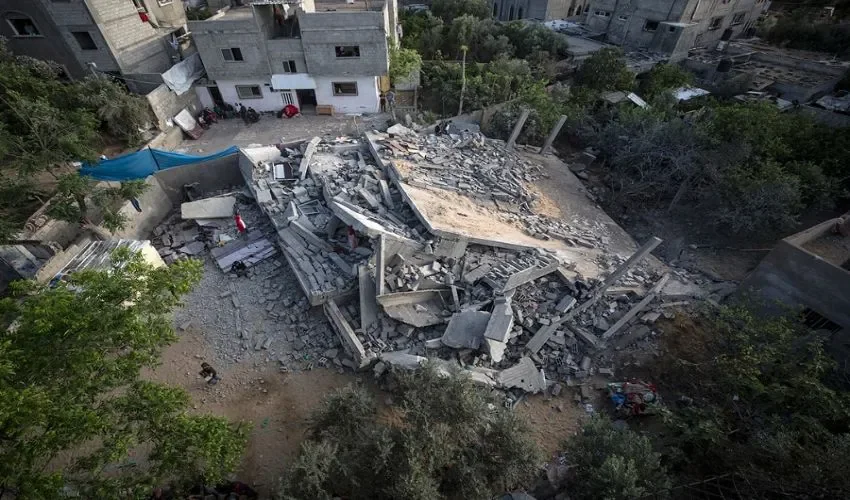 Una casa destruida tras un ataque aéreo israelí en la ciudad de Beit Lahiya, en el norte de la Franja de Gaza,EFE/EPA/Haitham Imad