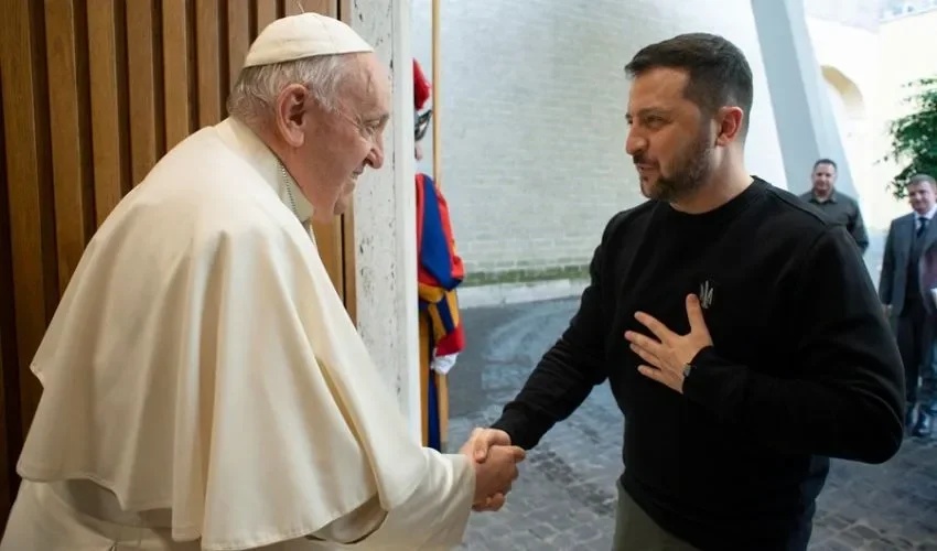 Fotografía cedida por el Vaticano del papa Francisco (i) y el presidente ucraniano, Volodímir Zelenski. EFE/EPA/Vaticano