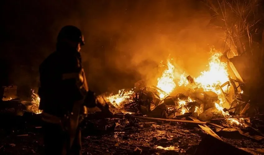 Bomberos apagan un incendio tras un ataque con cohetes, en Kiev. EFE/EPA/State Emergency Service
