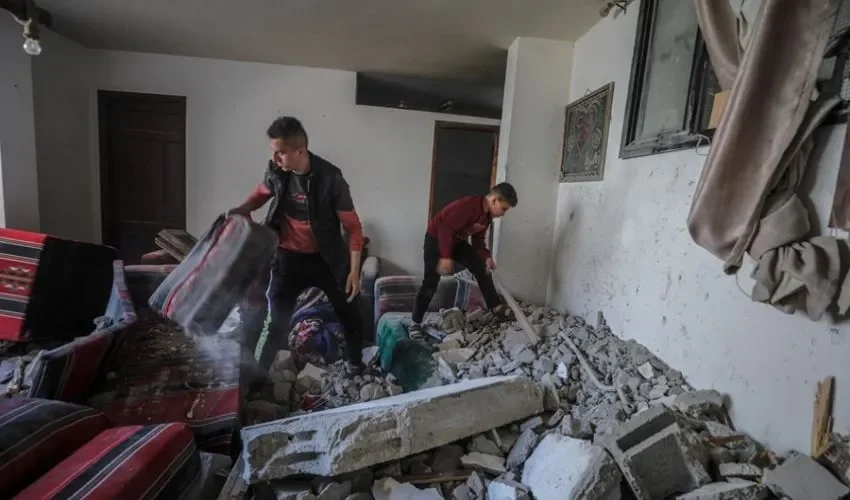 Dos hombre en su casa destruida tras los enfrentamientos entre Gaza e Israel. EFE/EPA/Mohammed Saber