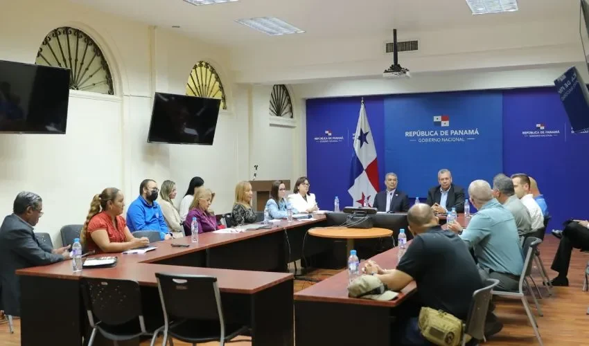 Reunión con las autoridades. 