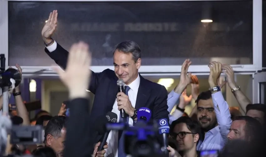 El primer ministro griego en funciones, Kyriakos Mitsotakis, celebra con sus seguidores la victoria en las elecciones legislativas de este domingo. EFE/EPA/George Vitsaras