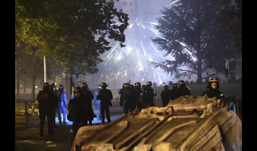 La policía antidisturbios se enfrenta a los manifestantes en Nanterre, cerca de París, Francia, esta pasada noche. EFE/EPA/Julien Mattia