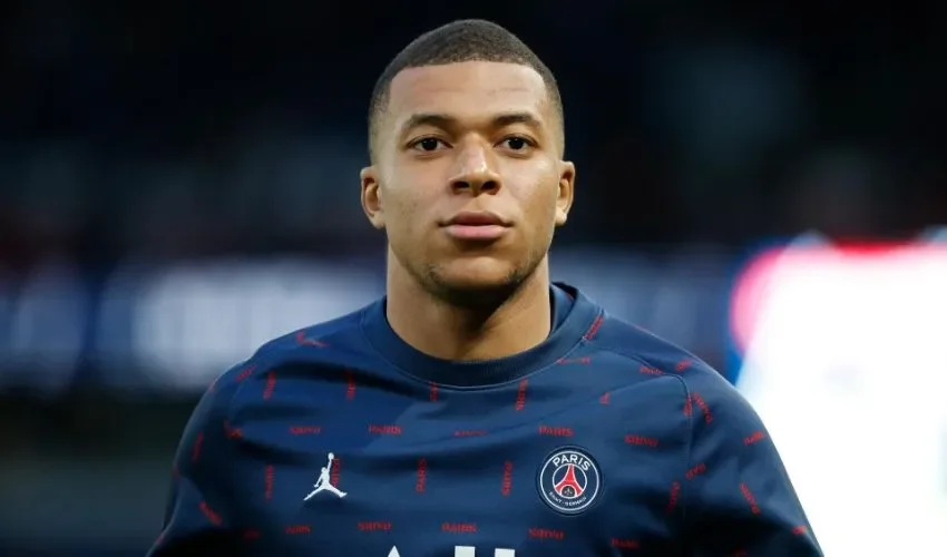 Mbappé comunica al PSG que no renovará y el club se plantea venderle este verano