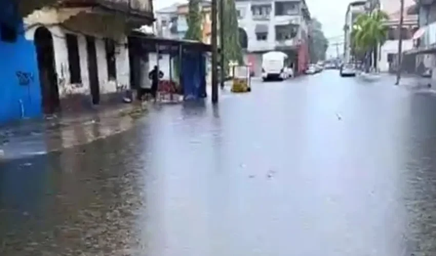 Las calles parecen ríos cada vez que llueve un poco. 