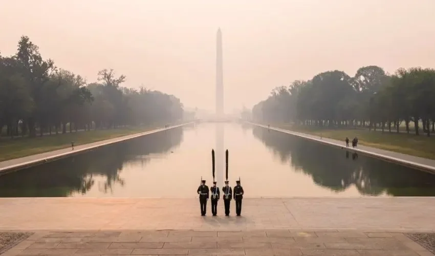 Miembros de la Infantería de Marina practican para un próximo desfile bajo un cielo nublado por los incendios forestales canadienses cerca del Monumento a Lincoln en Washington, este 8 de junio de 2023. EFE/EPA/Jim Lo Scalzo