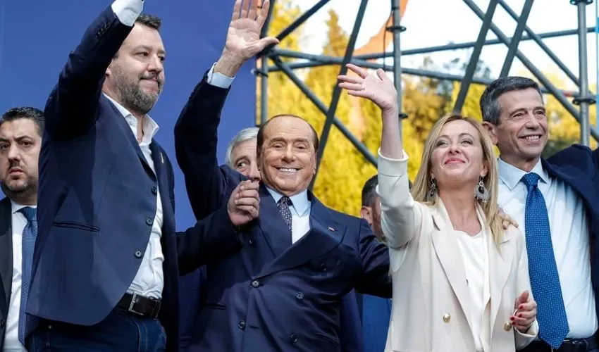 (i-d) El secretario de la Liga Norte, Matteo Salvini, el presidente de Forza Italia, Silvio Berlusconi, la lider de Hermanos de Italia, Giorgia Meloni y el diputado Maurizio Lupi, en el mitin del cierre de campaña de las últimas elecciones, el pasado mes de septiembre. EFE/EPA/Giuseppe Lami