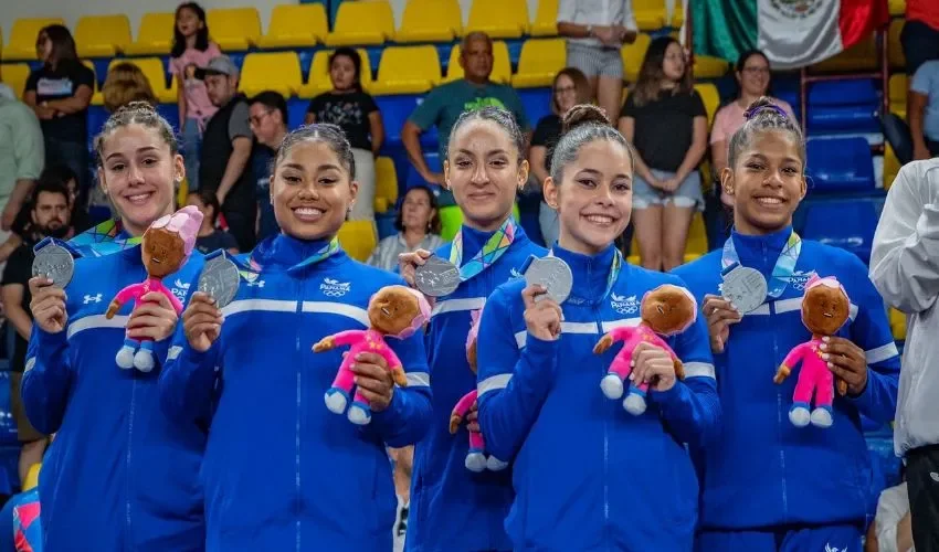 Las jóvenes celebraron con gracia el triunfo. 