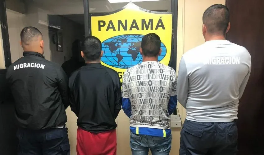 Los agentes condujeron a los detenidos.