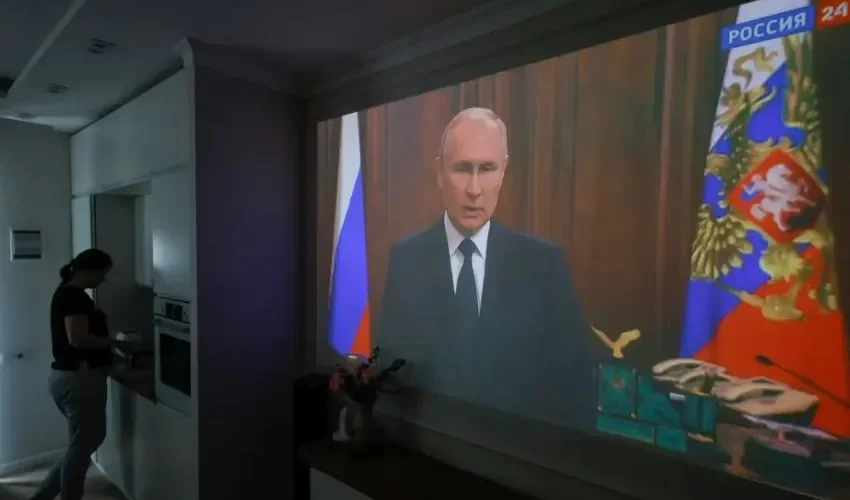 Imagen de la televisión rusa emitiendo el discurso de Putin contra el grupo Wagner. EFE/EPA/Sergei Ilnitsky